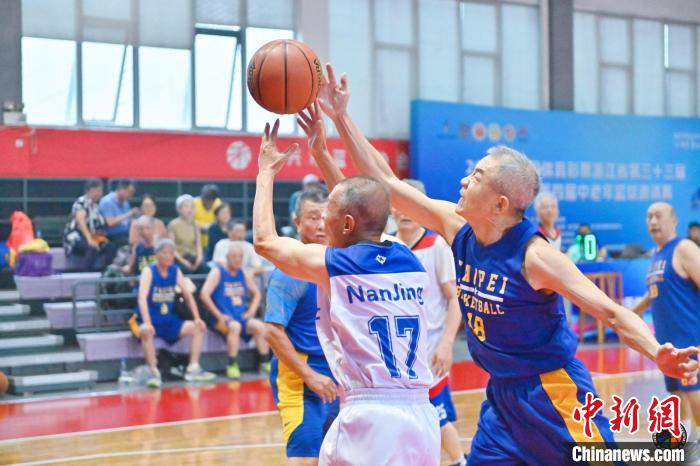 以球会友：长三角中老年篮球健将们在浙江嘉兴