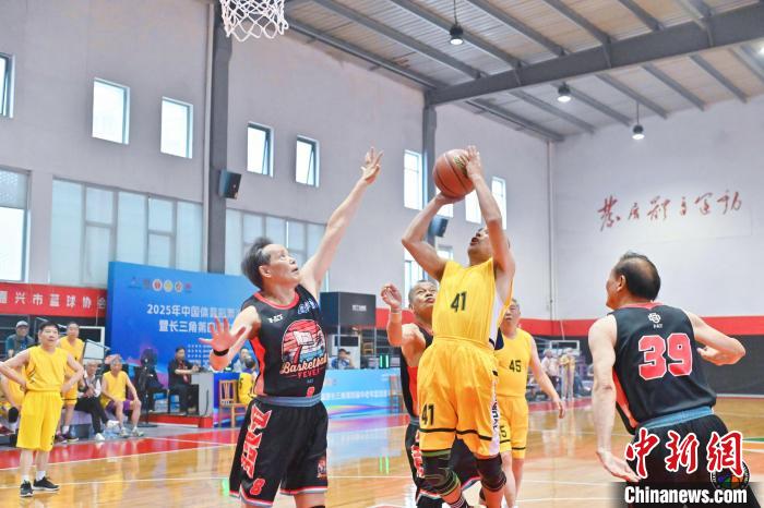 以球会友：长三角中老年篮球健将们在浙江嘉兴