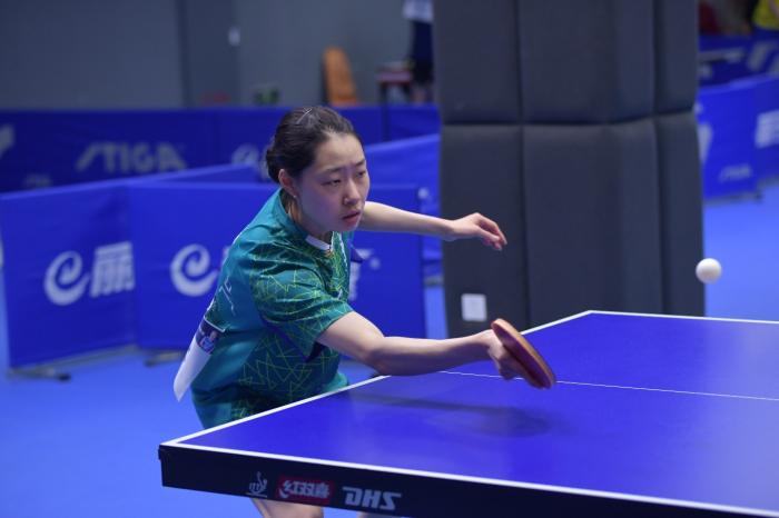 刘国正现身民间乒乓球赛 与参赛选手进行近距离