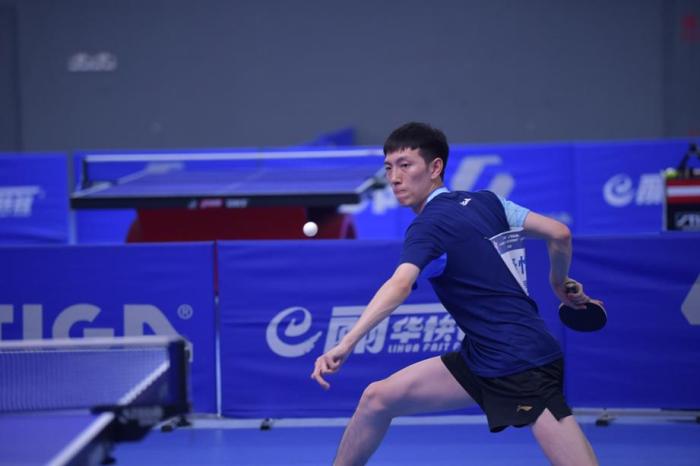 刘国正现身民间乒乓球赛 与参赛选手进行近距离