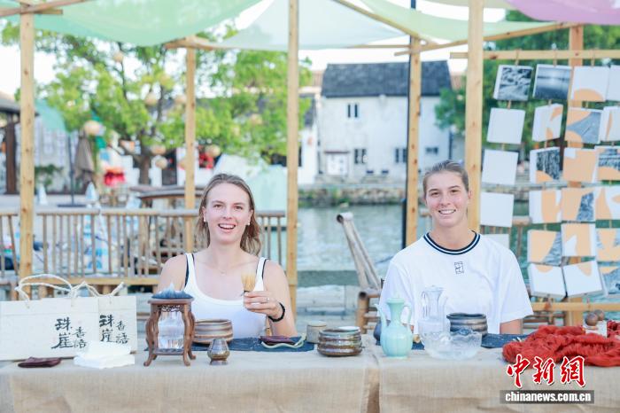 国际网球新星在宁波陶麓文化街区打卡，品茶调