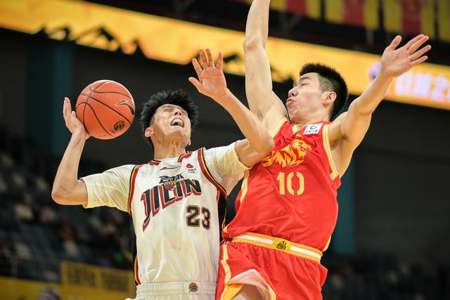 浙江队主场力克吉林队 以102-88完胜对手