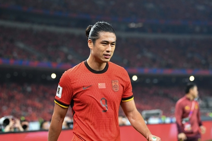 张玉宁首披队长战袍 中国