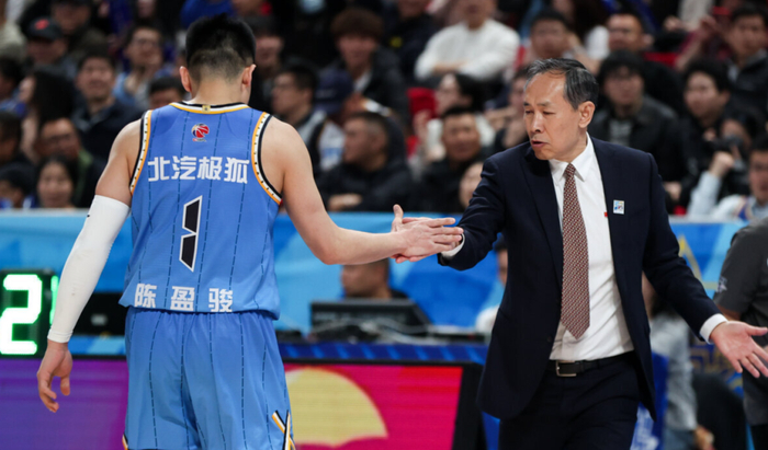 北京男篮外援怒指教练引争议，许利民强调球员