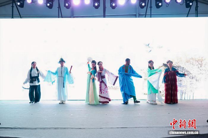 静安区河畔以志愿服务与文明交流迎接进博会：