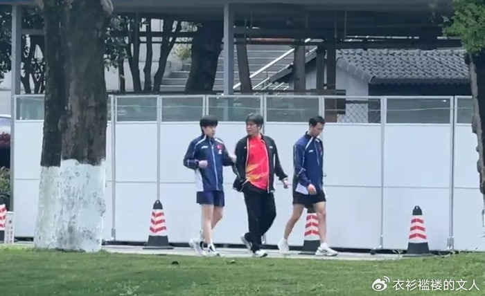 国乒将士训练备战伦敦团体赛 孙颖莎笑容满面王